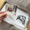 T-shirt avec broderie photo d'une jeune femme et d'un chien
