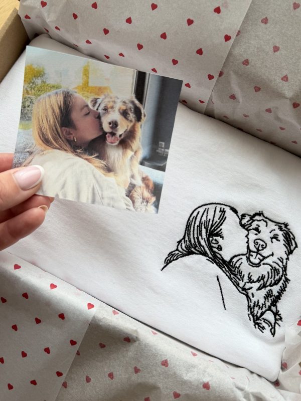 T-shirt avec broderie photo d'une jeune femme et d'un chien