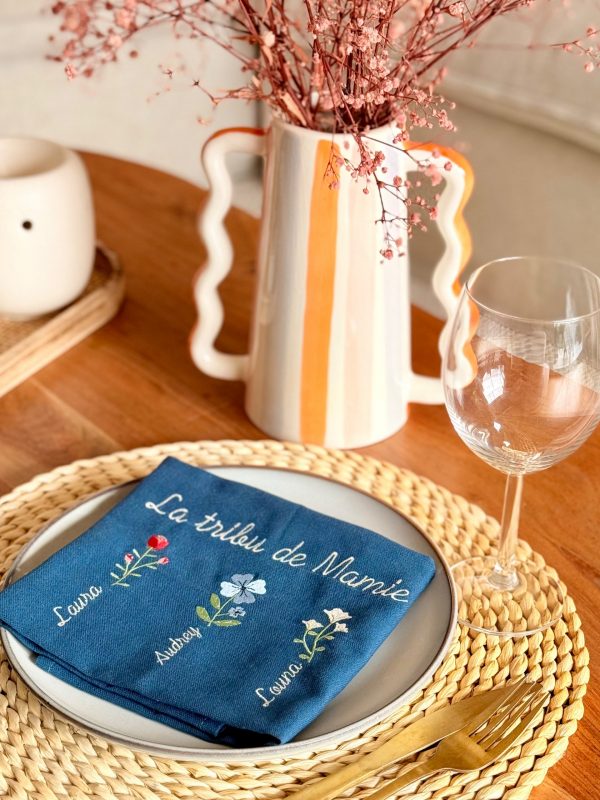Serviette de table brodée La tribu de Mamie