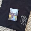 T-shirt Brodé Personnalisé Photo couleur noir avec un homme et un chien dans les bras