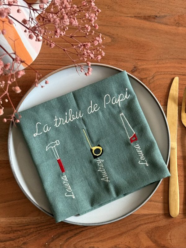 Serviette de table tribu de papi dans une assiette avec des couverts