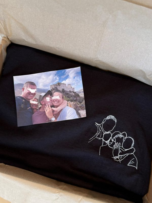 Broderie photo sur t-shirt noir, photo d'une famille