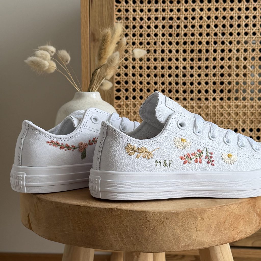 Baskets Mariage avec broderie fleuries et initiales M & F.