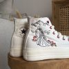 Baskets Brodées Mariage. Broderie d'un couple de mariés devant la montagne avec fleurs sur les côtés