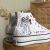 Baskets Mariage Personnalisées. Broderie caricatures avec bouquets de rose rouge et inscription "Just Married"