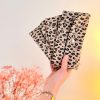 Etui à Lunette Léopard dans les mains