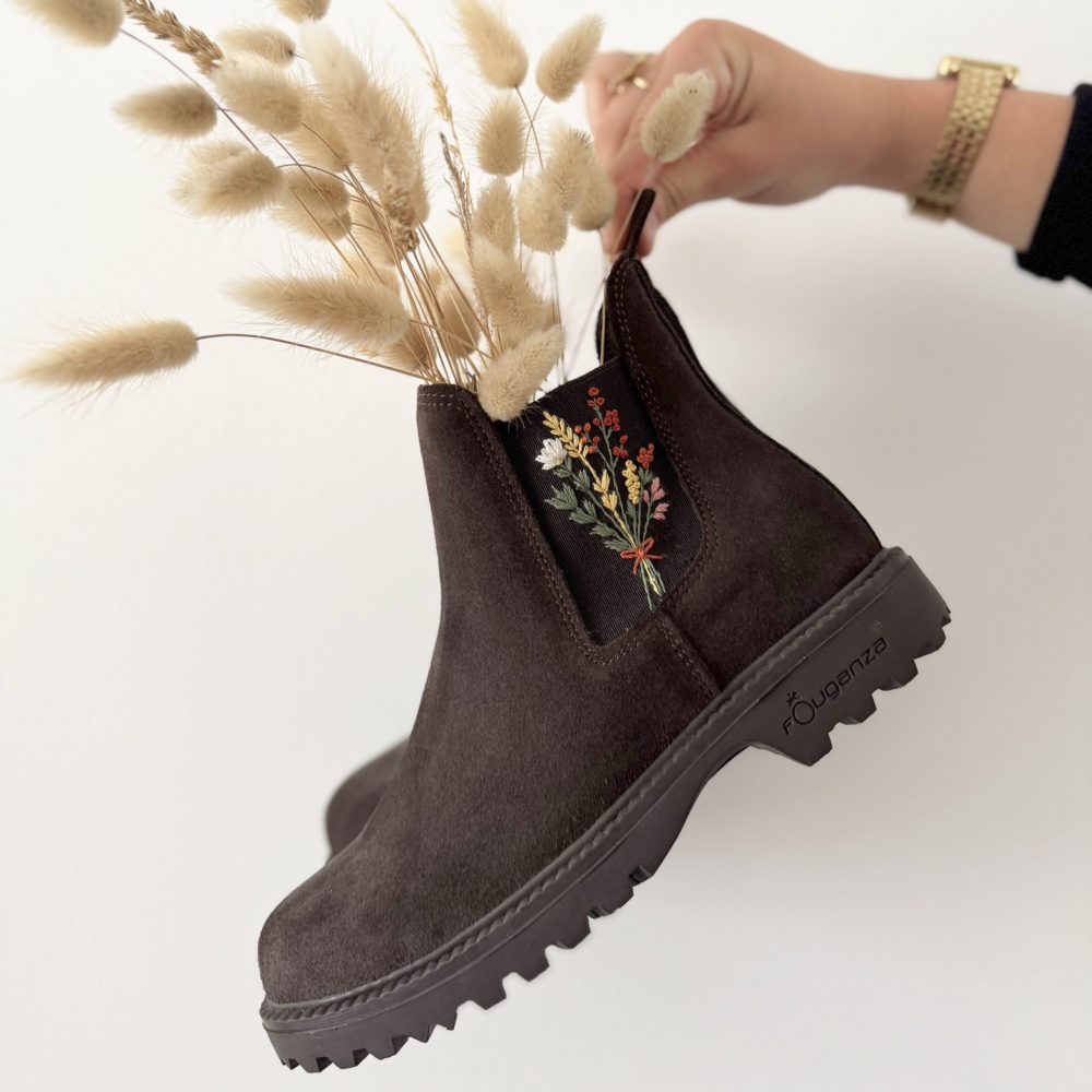 Boots brodées avec un bouquet de fleurs