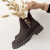 Boots brodées avec un bouquet de fleurs