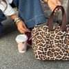 Lunch bag au sol avec une boisson à côté