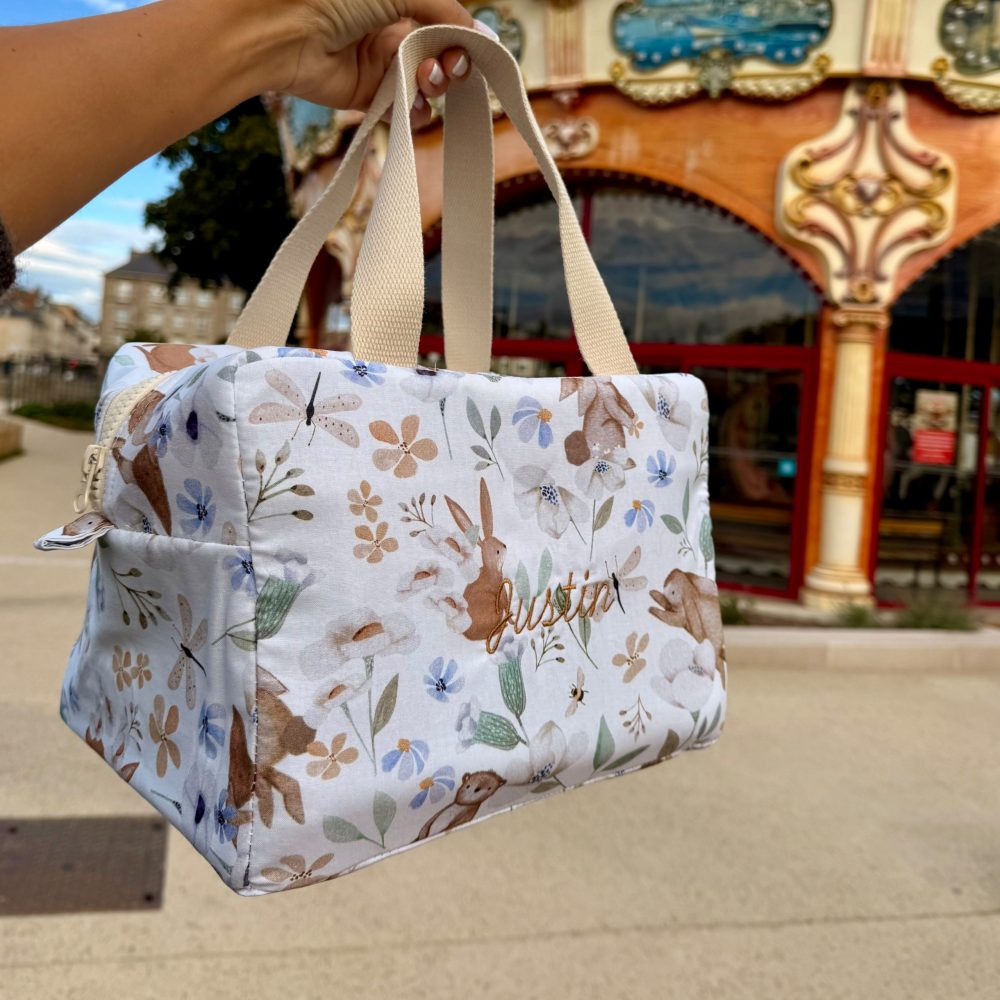 Lunch Bag Enfant Personnalisée devant un manège enfant
