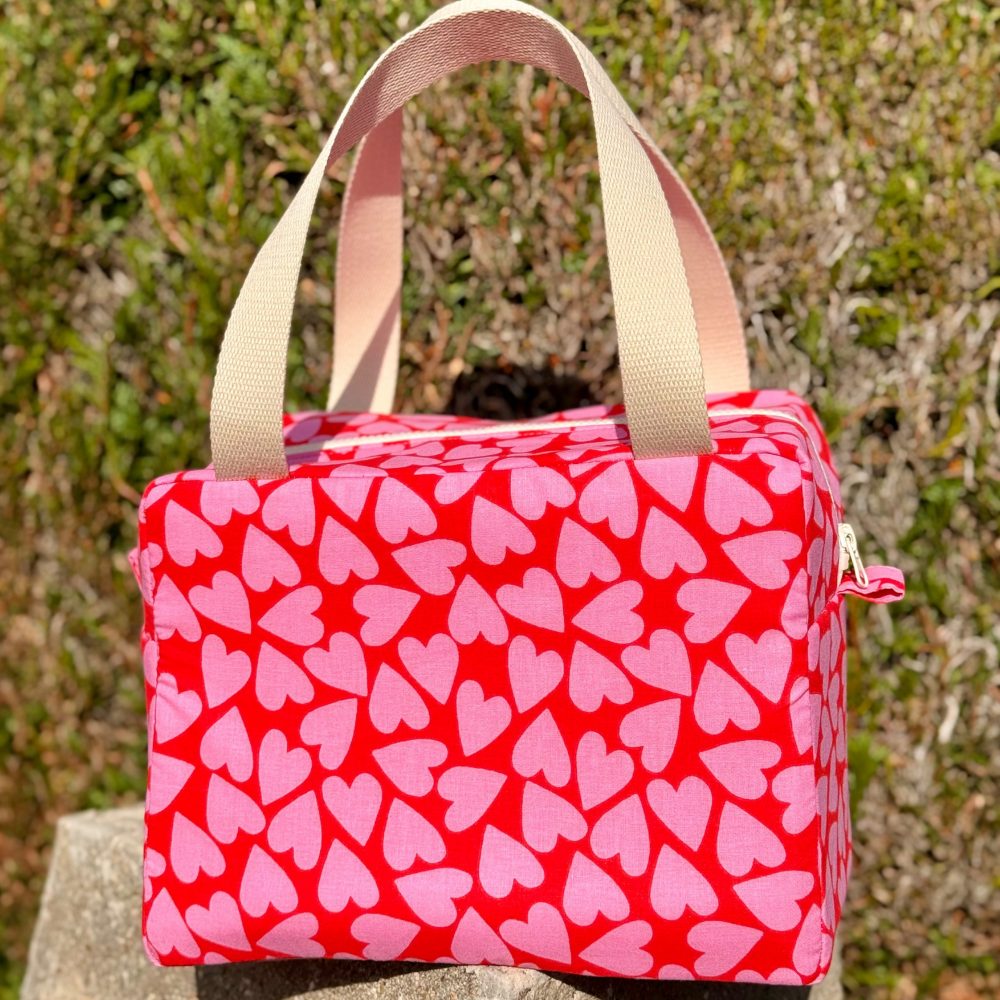 Lunch Bag octobre rose sur un muret