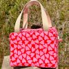 Lunch Bag octobre rose sur un muret