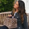 Femme sur un banc avec la lunch bag personnalisée
