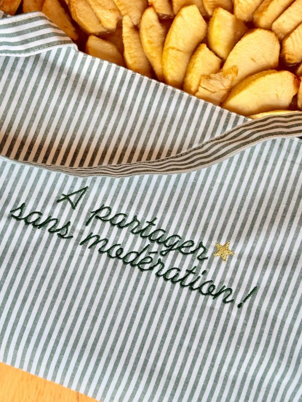 Zoom sur la broderie du sac à tarte modèle rayures