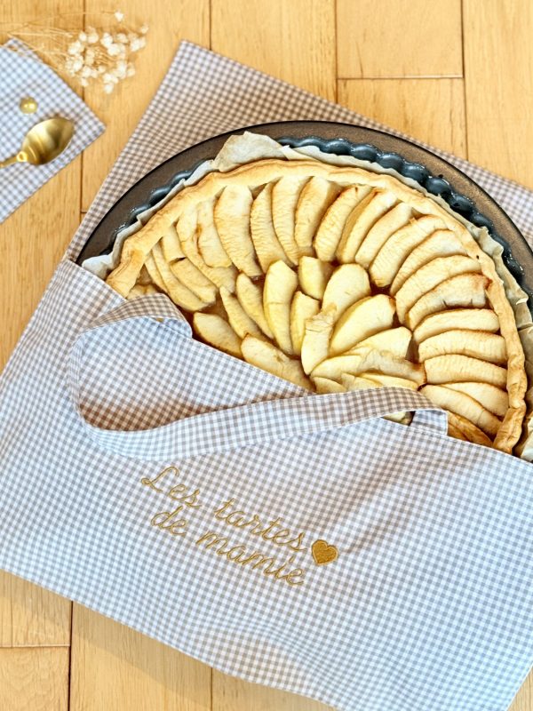 Sac à tarte personnalisé poser par terre avec une tarte aux pommes à l'intérieur