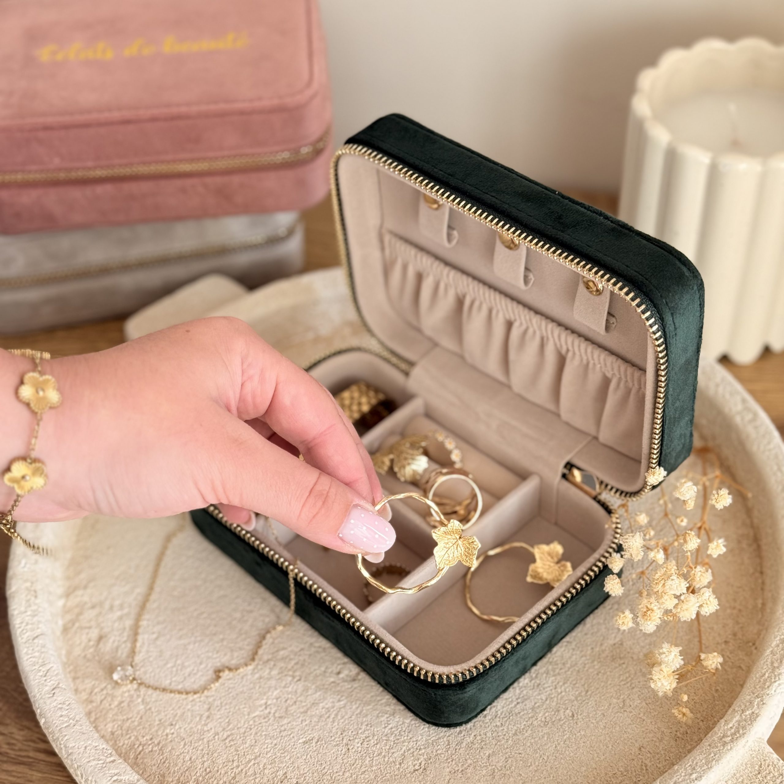 Boîte à Bijoux Personnalisable sur un plateau en marbre avec des bijoux dedans