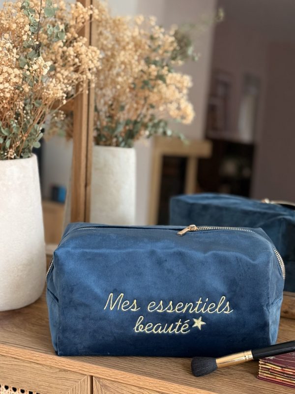Trousse de Toilette Brodée sur un meuble avec maquillage à côté