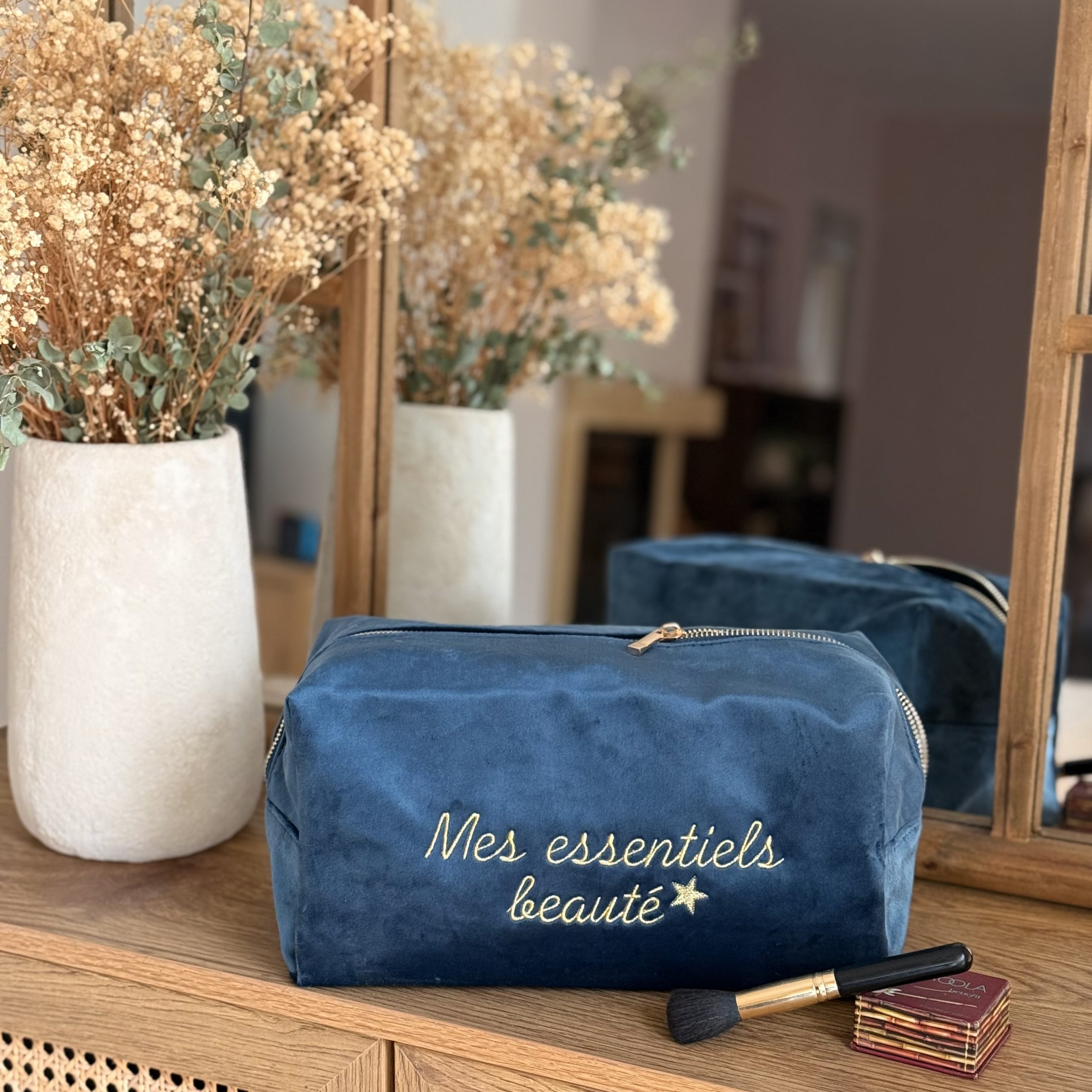 Trousse de Toilette Brodée sur un meuble avec maquillage à côté