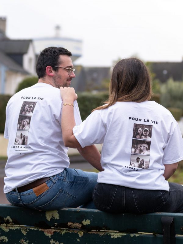 T-shirt personnalisé photo porté par un homme et une femme sur un banc, de dos