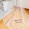 Voile de mariage avec broderie bleue marine.