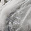 Voile de mariée brodé personnalisé posé au sol