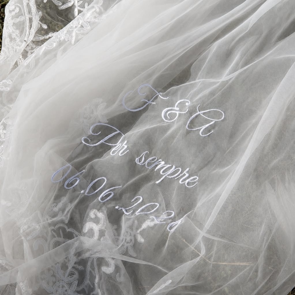 Voile de mariée brodé personnalisé posé au sol