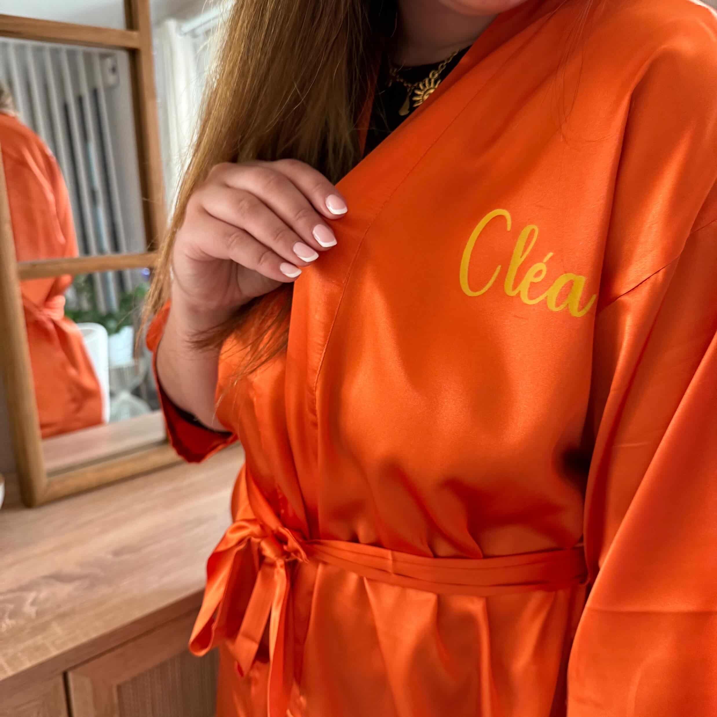 Peignoir en satin orange avec impression coeur