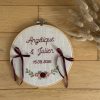 Porte alliance posé au sol. Broderie des prénoms des mariées ainsi que de la date du mariage