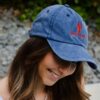 Casquette brodée bleue avec broderie rouge - Accessoires personnalisés - L'atelier Broderie avec Laura