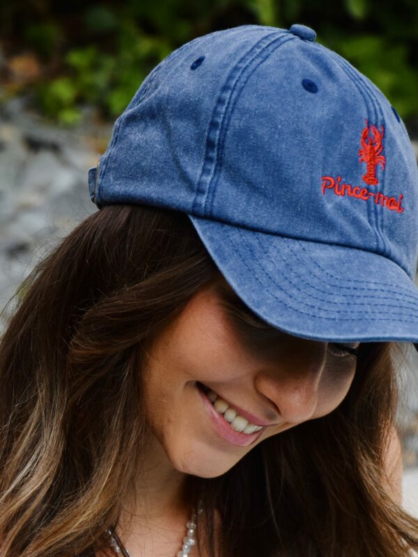 Casquette brodée bleue avec broderie rouge - Accessoires personnalisés - L'atelier Broderie avec Laura