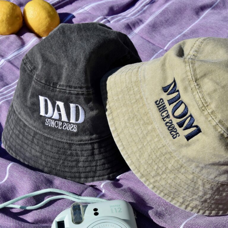 Duo de bobs Mom & Dad avec date personnalisée - Accessoires personnalisées - L'atelier Broderie avec Laura