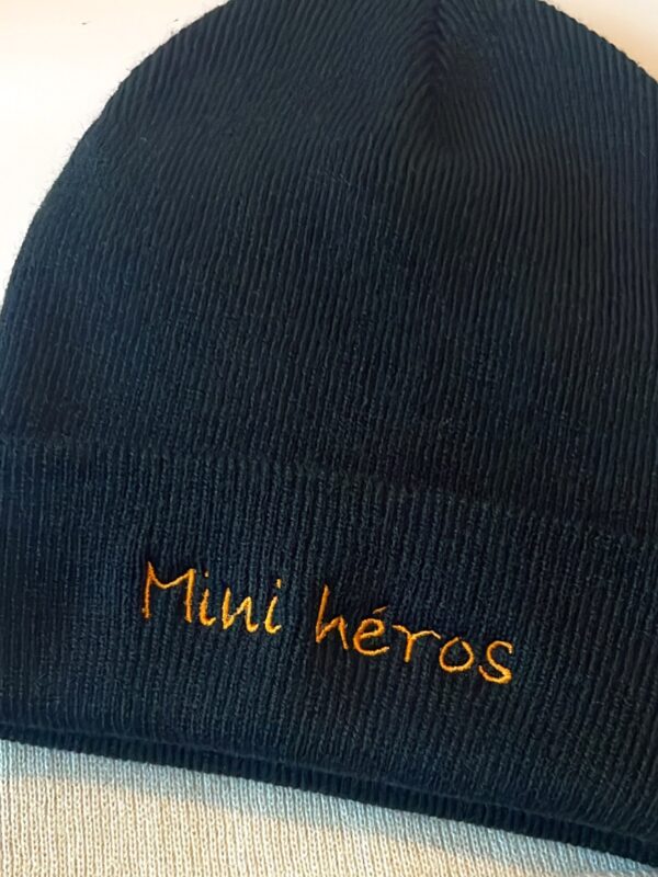 Bonnet enfant à personnaliser : broderie 'Mini héros' - Accessoires personnalisés - L'atelier broderie avec Laura
