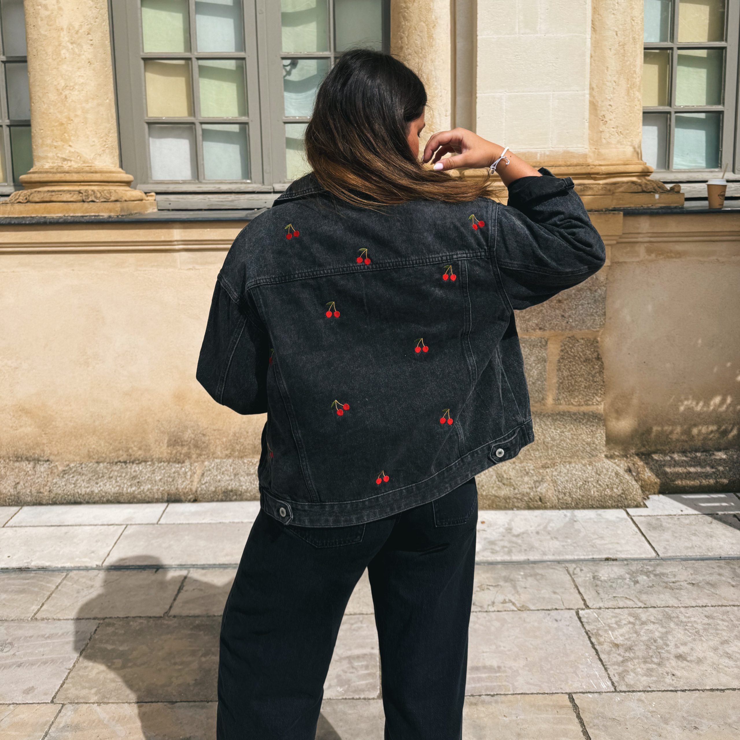 Dos veste en jean broderie Cerise - Vêtements brodés personnalisés - L'Atelier Broderie avec Laura