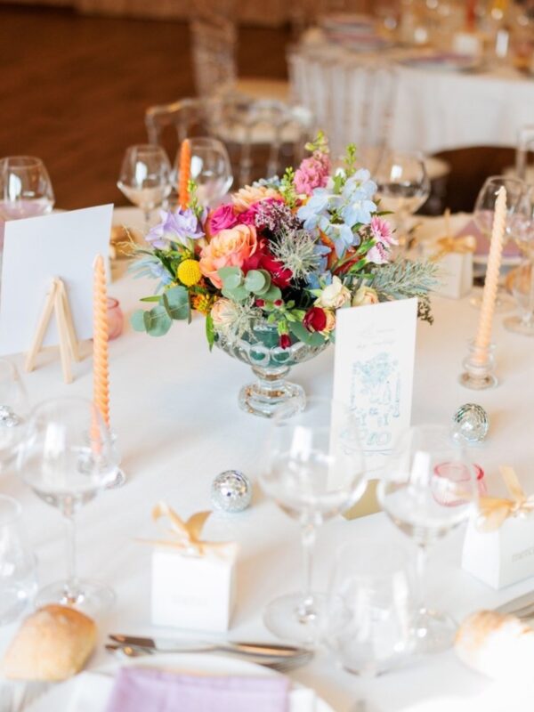 Table de mariage avec serviettes brodées personnalisées - L'atelier Broderie avec Laura