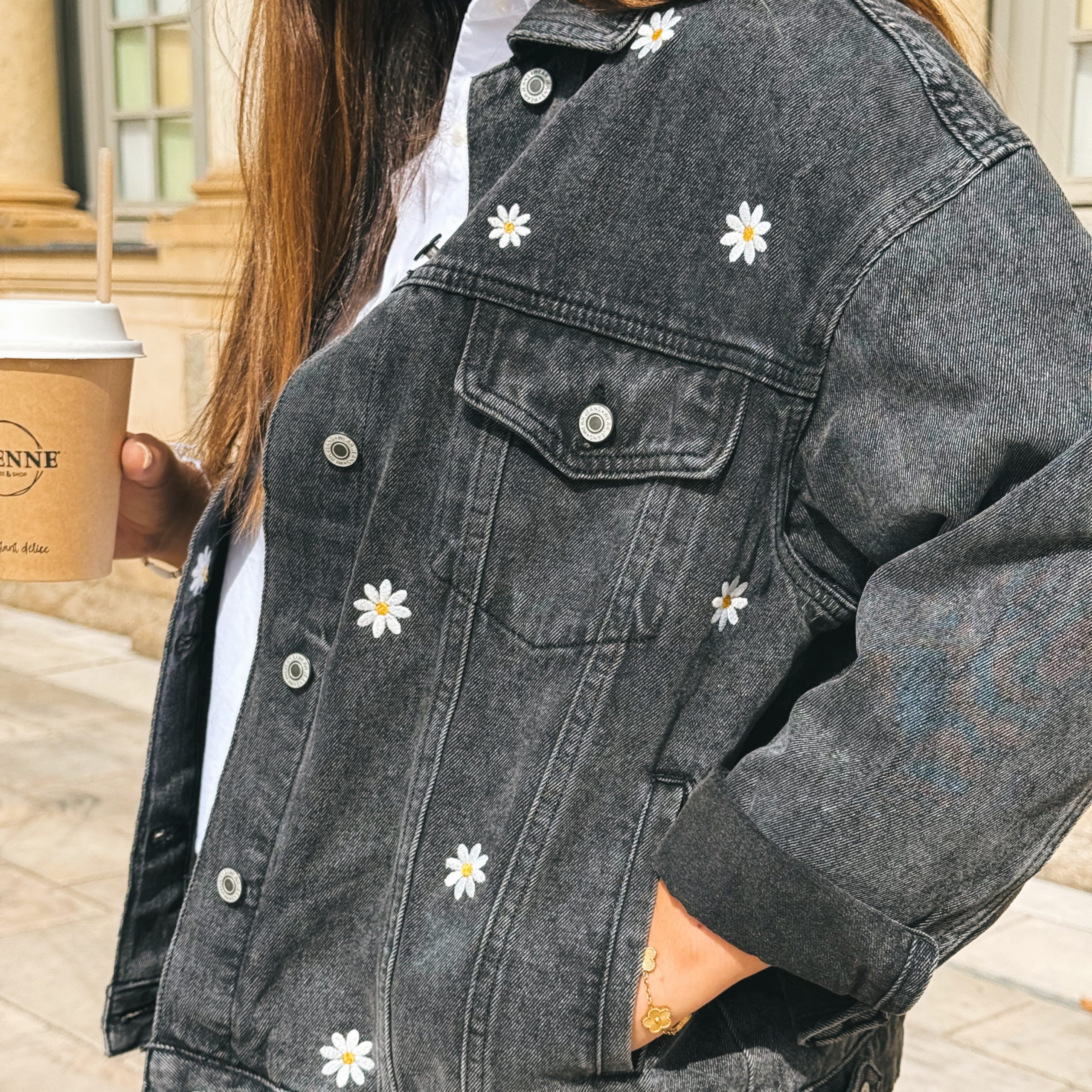 Veste en jean broderie Marguerite - Vêtements brodés personnalisés - L'Atelier Broderie avec Laura