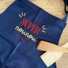 Tablier de cuisine bleu marine brodé "Super Nounou"