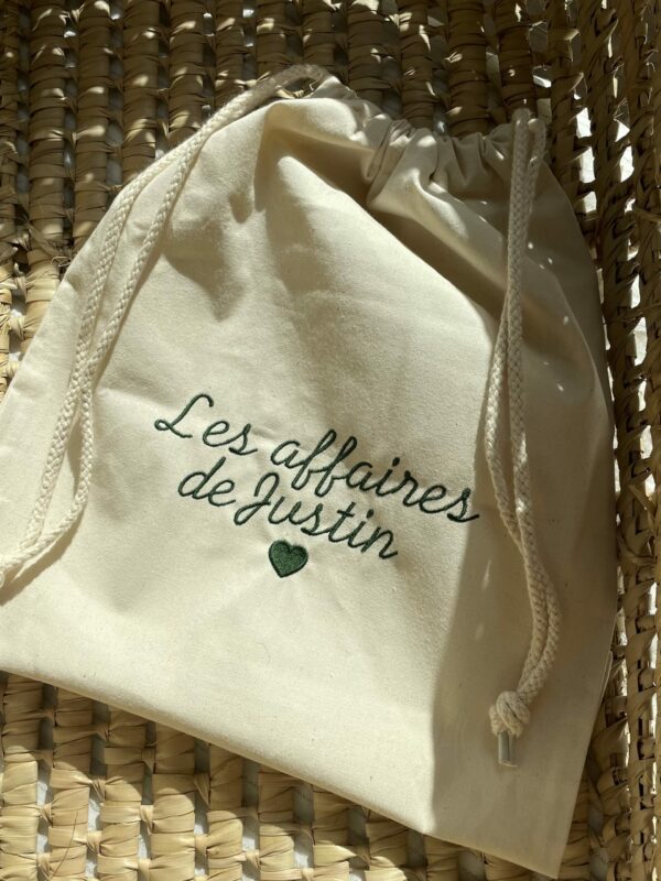 Sac en coton brodé : les affaires de Justin - Accessoires personnalisés - L'Atelier Broderie avec Laura