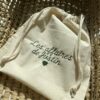 Sac en coton brodé : les affaires de Justin - Accessoires personnalisés - L'Atelier Broderie avec Laura
