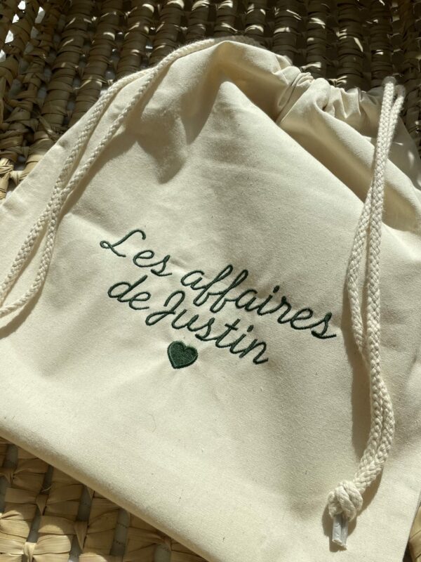 Sac en coton brodé : les affaires de Justin - Accessoires personnalisés - L'Atelier Broderie avec Laura