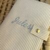 Vue rapprochée protège carnet de santé en velours broderie bleu ciel - Univers bébé - L'Atelier Broderie avec Laura