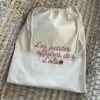 Sac en coton brodé : les petites affaires de Lola - Accessoires personnalisés - L'Atelier Broderie avec Laura