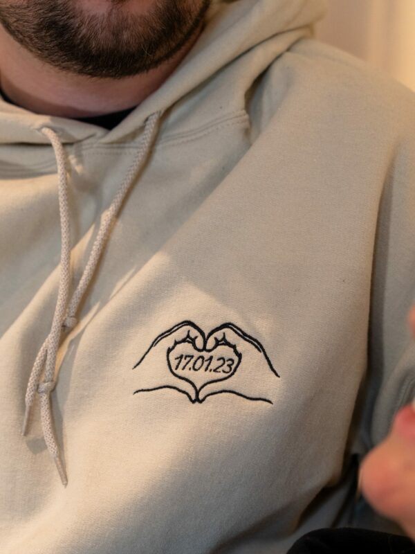 Duo Sweats Couple : broderie date sur le cœur - Vêtements Brodés Personnalisés - L'Atelier Broderie avec Laura