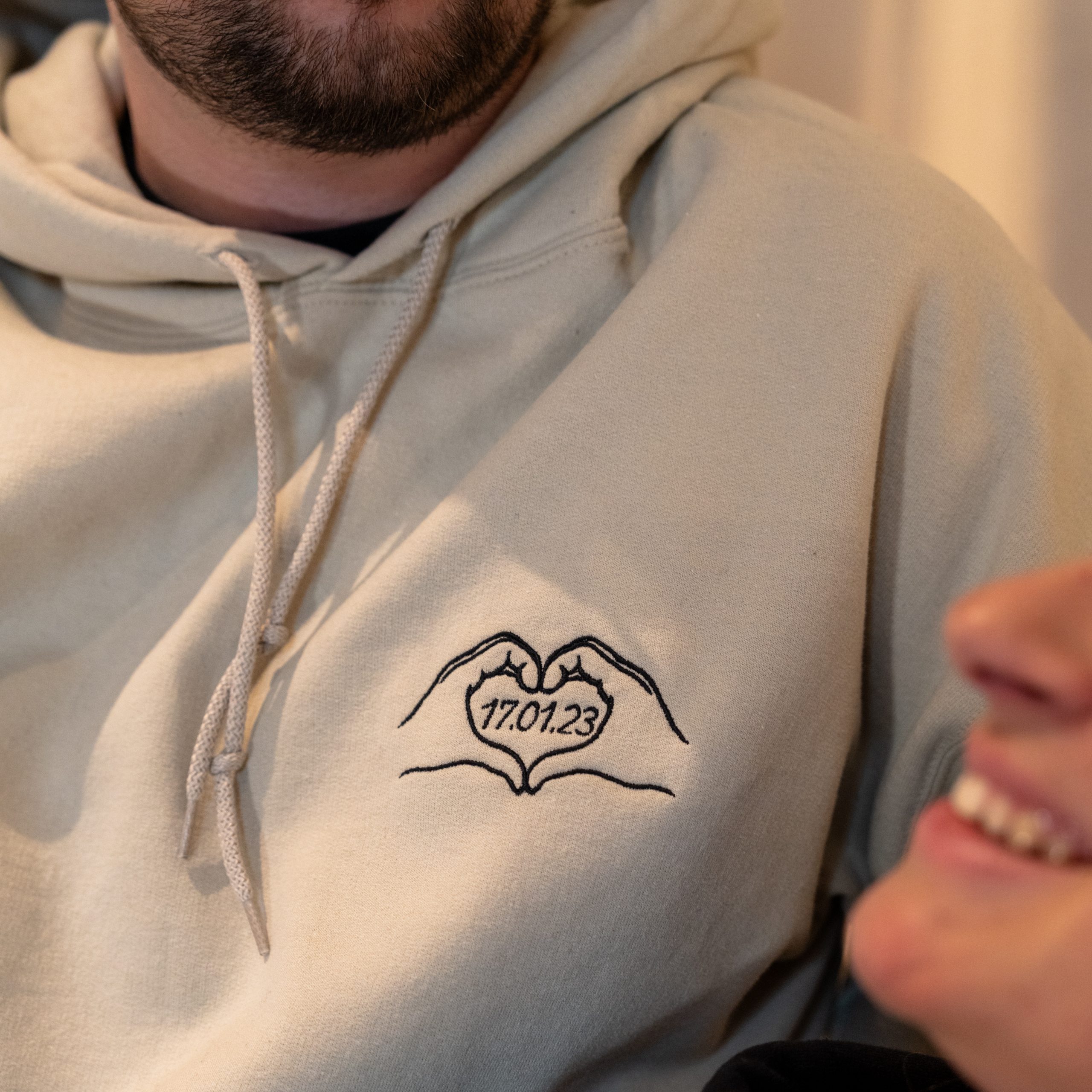 Duo Sweats Couple : broderie date sur le cœur - Vêtements Brodés Personnalisés - L'Atelier Broderie avec Laura