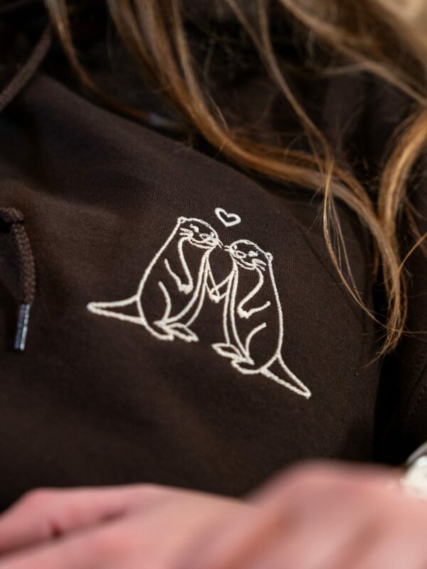 Sweat brodé "Loutres Amoureuses" - Vêtements personnalisés - L'Atelier Broderie avec Laura