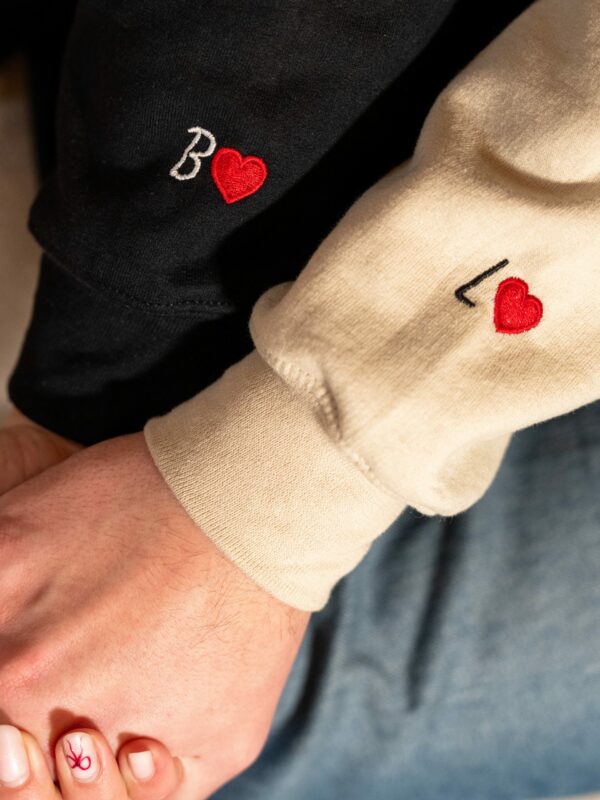 Duo sweats brodé couple date : broderie au poignet - Vêtements brodés personnalisés - L'atelier broderie avec Laura
