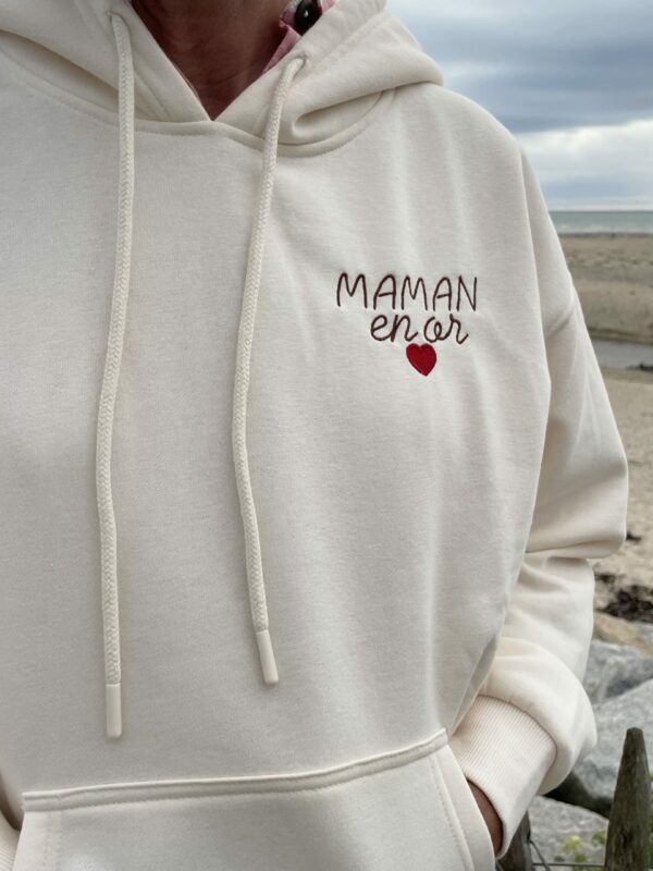 Sweat à message brodé : maman en or - Vêtements brodés personnalisés - L'Atelier Broderie avec Laura