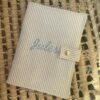 Protège carnet de santé en velours brodé - Univers bébé - L'Atelier Broderie avec Laura