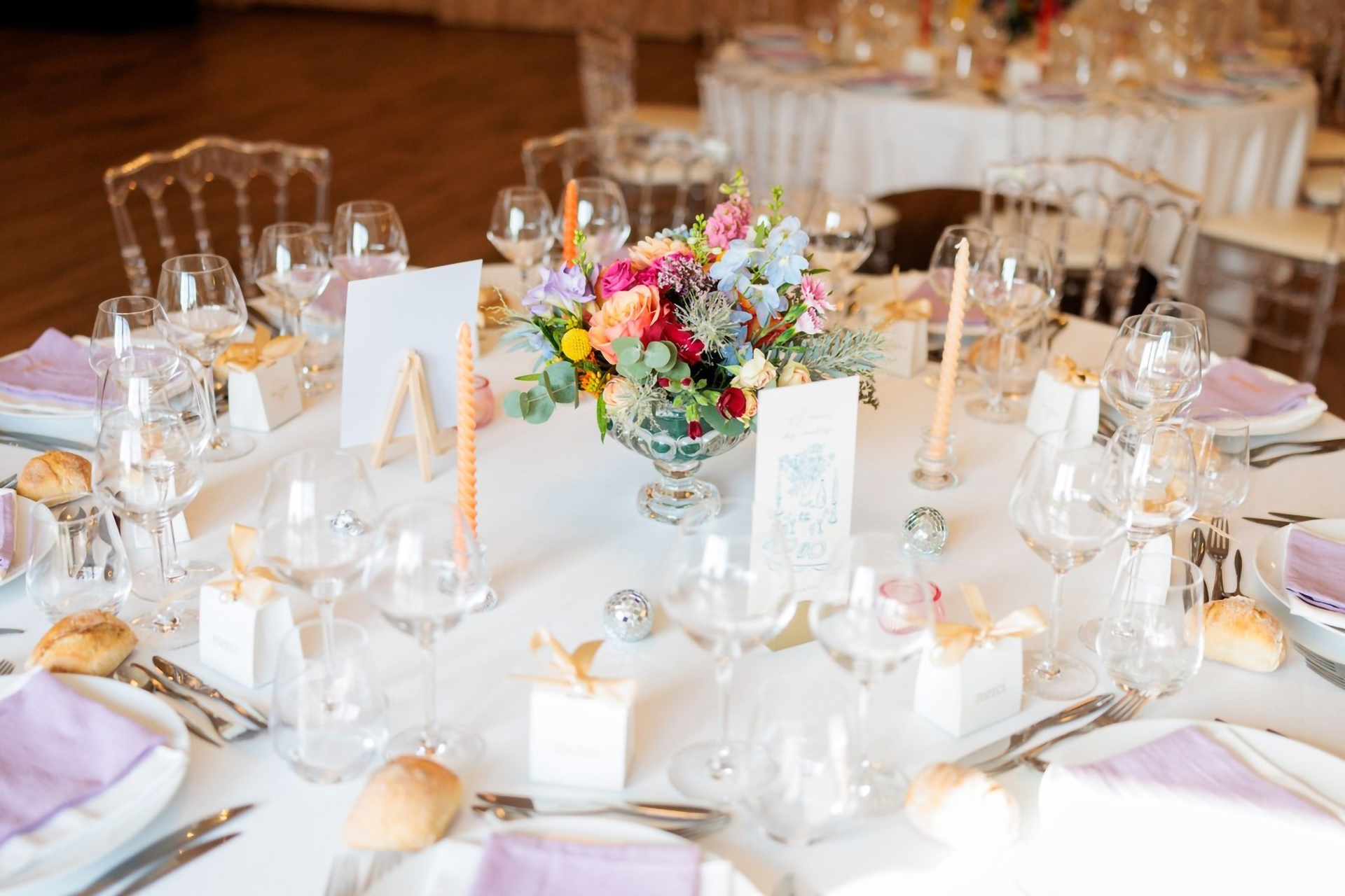 L'atelier broderie avec Laura - Table de mariage estivale - Broderie sur serviette de table événement
