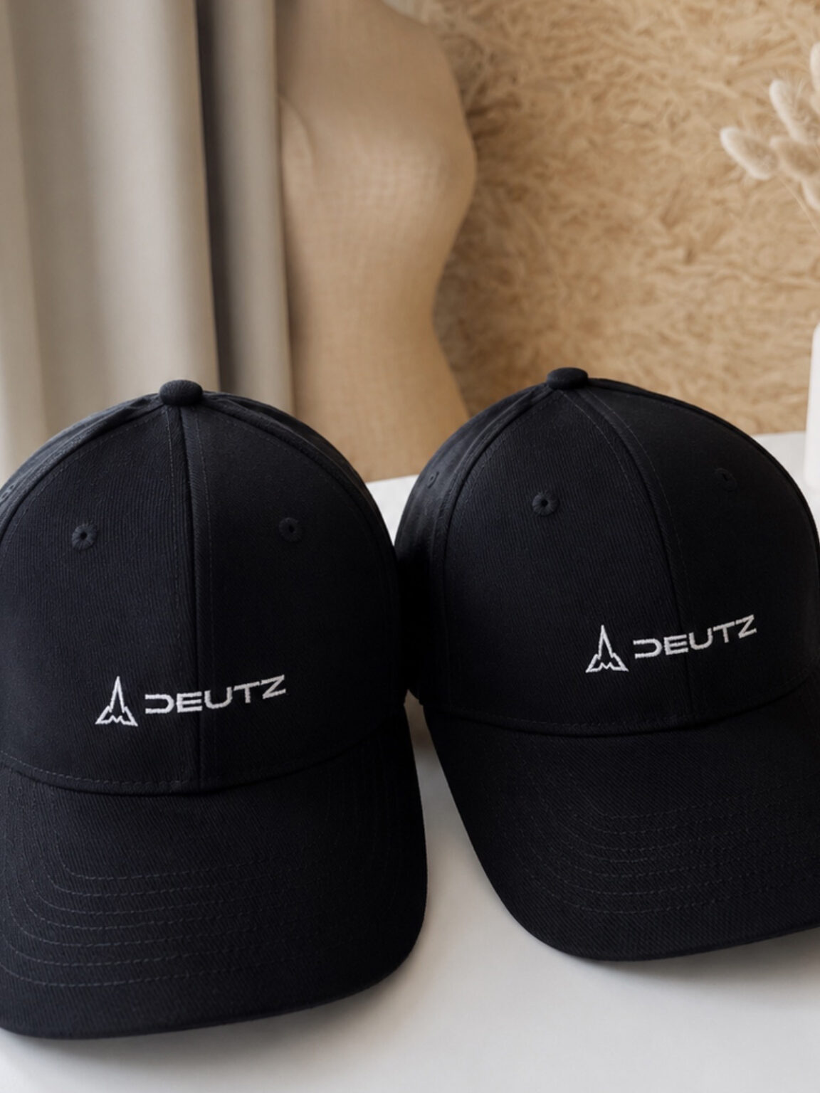 Prestation de broderie pour les professionnels : Casquettes 'Deutz' - L'atelier broderie avec Laura