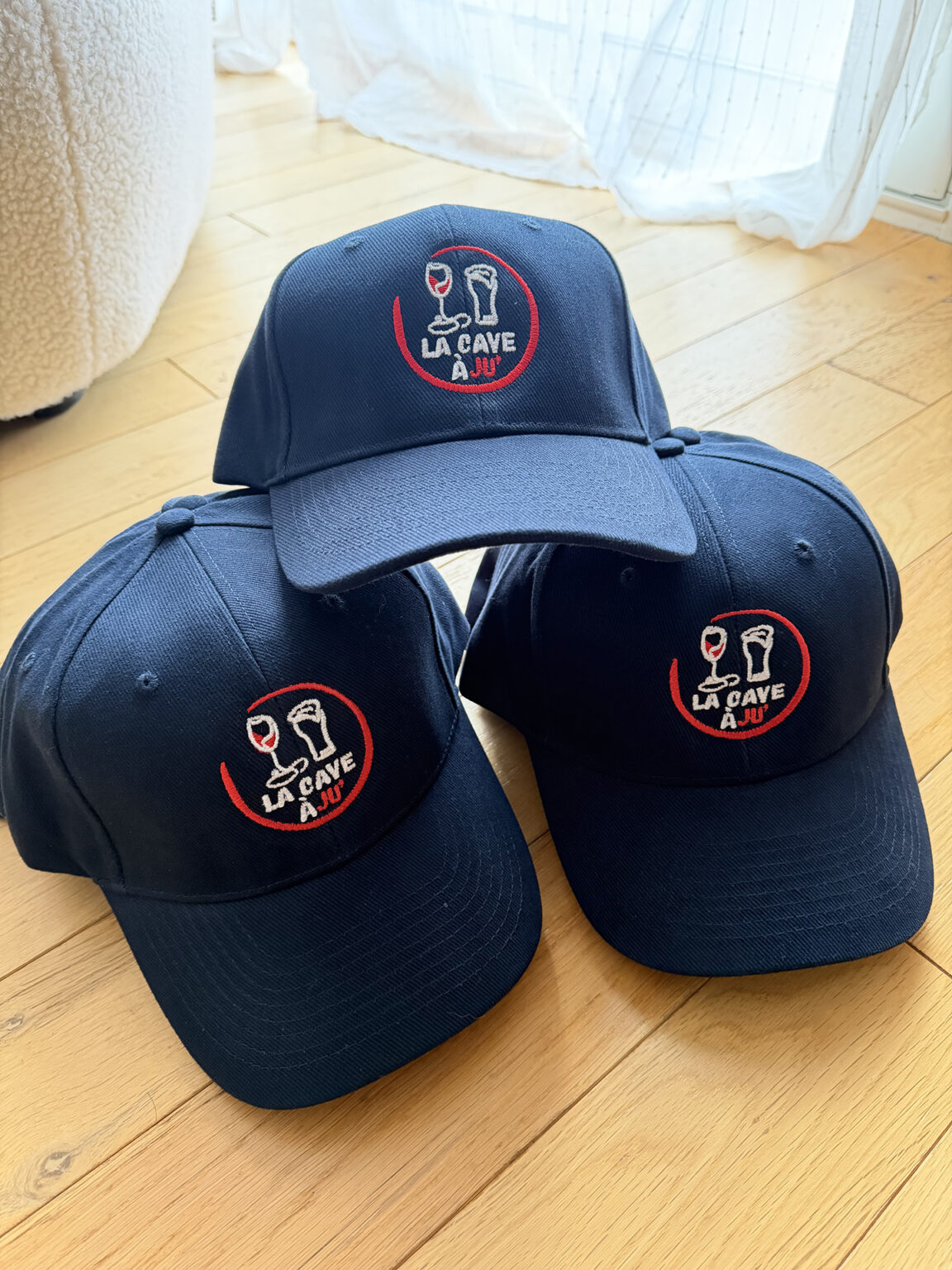 Prestation de broderie pour les professionnels - Casquette La cave à Ju' - L'atelier broderie avec Laura